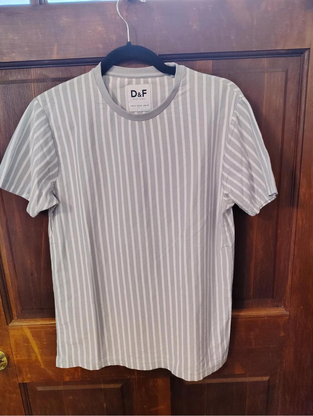 D&F Striped White and Light Blue T Shirt Men’s Size Medium